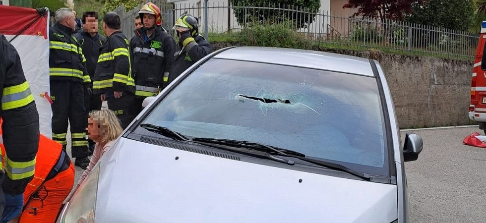 Violento scontro auto-moto, 23enne sbalzato di sella cade sull’asfalto: elitrasportato in codice rosso all’ospedale